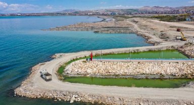 Van Gölü'nden 880 bin metreküp dip çamuru çıkarıldı