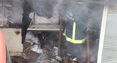 Van'da, halk pazarında çıkan yangın, 2,5 saatte söndürüldü