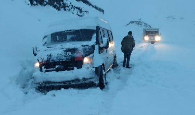 Van'da kapanan yollar açıldı, kara saplanan 3 minibüs kurtarıldı