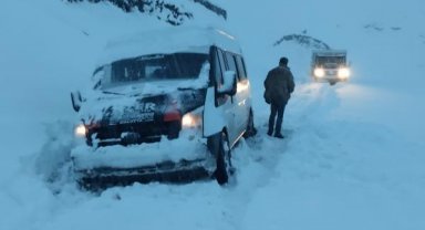 Van'da kapanan yollar açıldı, kara saplanan 3 minibüs kurtarıldı