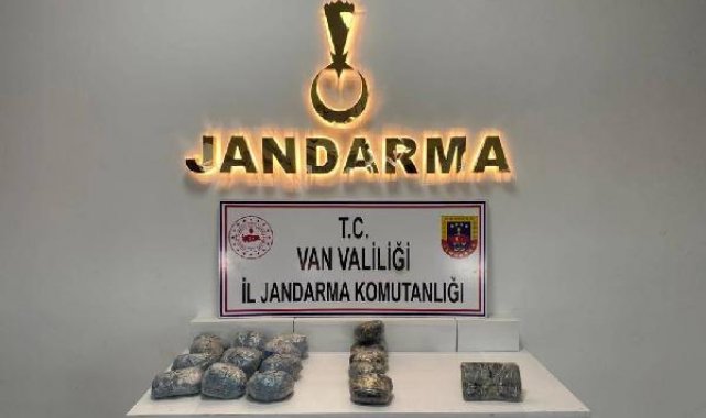 Van'da kayalıklar arasında 10 kilo 796 gram uyuşturucu ele geçirildi
