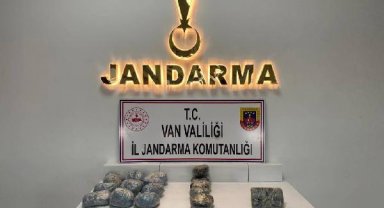 Van'da kayalıklar arasında 10 kilo 796 gram uyuşturucu ele geçirildi