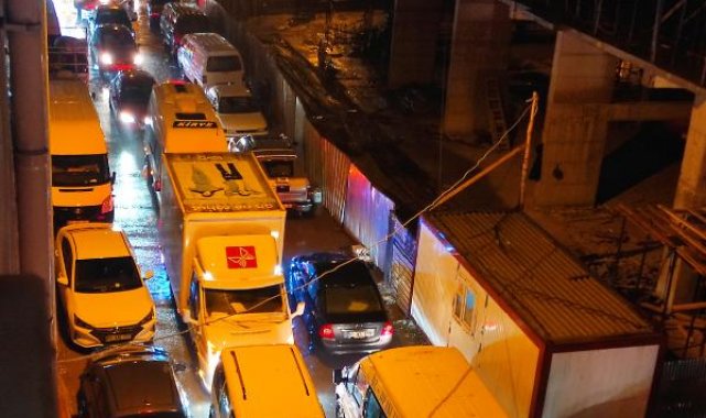 Van'da sağanak kent merkezinde trafiği kilitledi