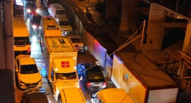 Van'da sağanak kent merkezinde trafiği kilitledi