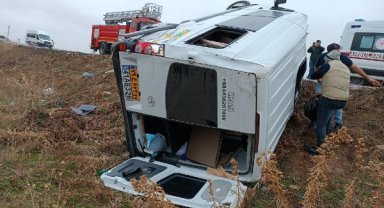 Van'da yolcu minibüsü devrildi; 12 İranlı yaralandı