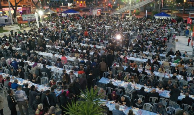 Vatandaşlar Aydın Büyükşehir Belediyesi'nin iftar sofralarında buluşuyor