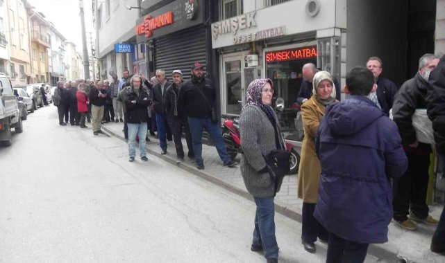 Vatandaşların metrelerce uzayan baklava kuyruğu
