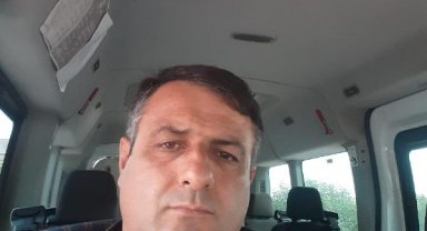 Virajda savrulan traktörden atlayınca öldü