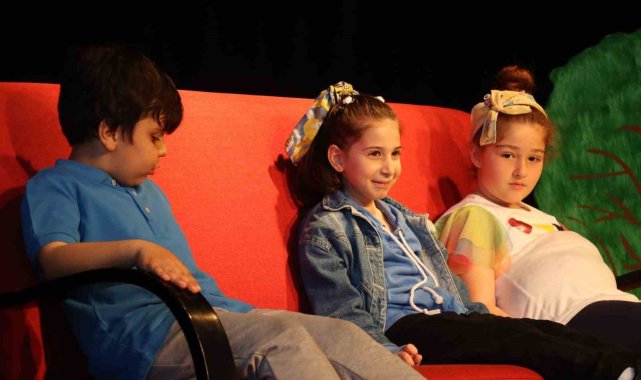 Yalova Belediyesi'nin drama kursu öğrencileri beğeni topladı