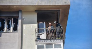 Yangın çıkan dairedeki 5 çocuğu dışarı çıkardı