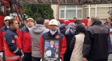 Yangına müdahale ederken bulunduğu bölüm çöken itfaiye eri, yaşamını yitirdi