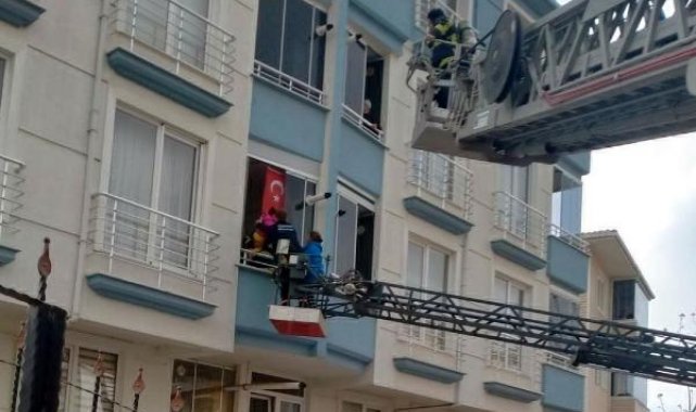 Yangında mahsur kalan 15 kişi, itfaiye merdiveniyle kurtarıldı
