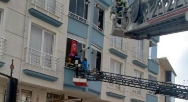 Yangında mahsur kalan 15 kişi, itfaiye merdiveniyle kurtarıldı