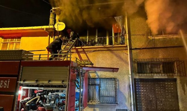 Yangında mahsur kalan kadın, ikinci kat balkonundan merdivenle kurtarıldı