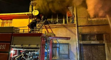 Yangında mahsur kalan kadın, ikinci kat balkonundan merdivenle kurtarıldı