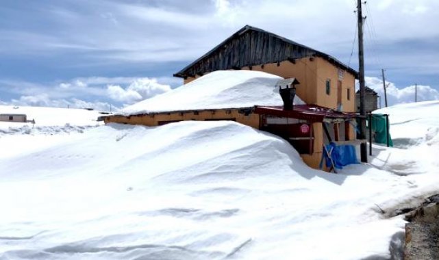 Yayla evleri, nisan sonunda kar altında