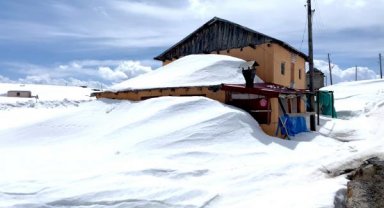 Yayla evleri, nisan sonunda kar altında