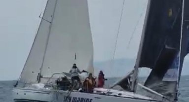 Yelken yarışmasında çarpışan iki tekneden biri battı