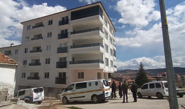 Yeni taşındığı evin balkonundan düşüp öldü