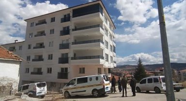 Yeni taşındığı evin balkonundan düşüp öldü