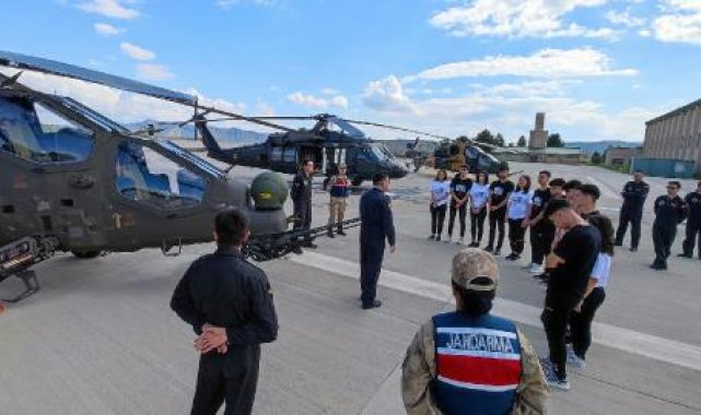 Yerli helikopter ATAK, öğrenciler için gösteri uçuşu yaptı