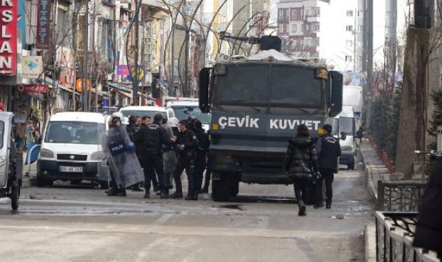 Yeşil Sol Parti'nin seçim bürosu açılışında yasa dışı slogan atanlara müdahale
