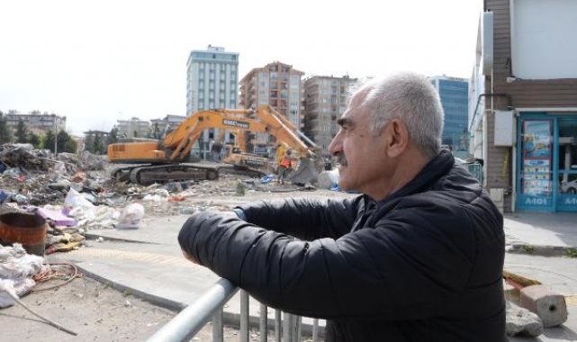 Yıkılan Galeria Sitesi'nin enkazında 56 yıllık emeğinden kalanları bekliyor