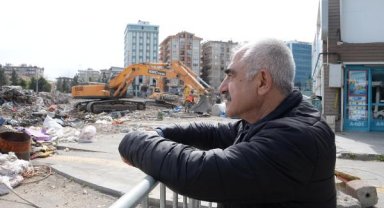 Yıkılan Galeria Sitesi'nin enkazında 56 yıllık emeğinden kalanları bekliyor