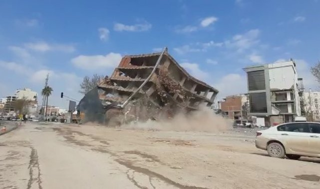 Yıllarca tamamlanmayan binayı iş makinesi yıktı