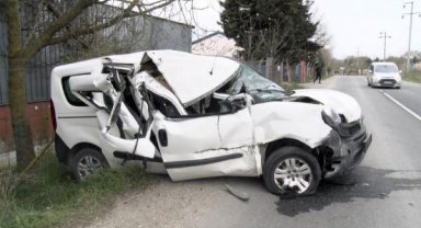 Yol kenarındaki TIR'a arkadan çarptı: 2 yaralı
