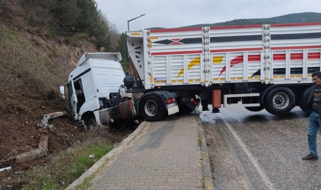 Yol kenarındaki toprak yığınına çarpan tırın sürücüsü yaralandı