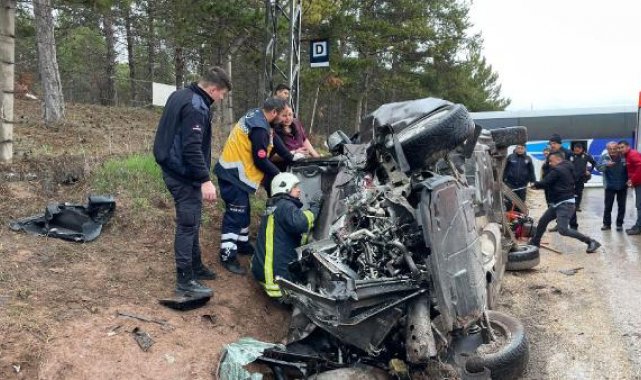 Yolcu otobüsü, 2 minibüse çarptı; 12'si jandarma personeli 14 yaralı