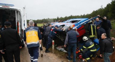 Yolcu otobüsü, 2 minibüse çarptı; 12'si jandarma personeli 14 yaralı