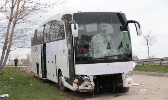 Yolcu otobüsü, beton blok ve bariyerlere çarptı: 17 yaralı