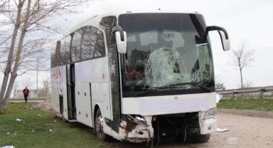 Yolcu otobüsü, beton blok ve bariyerlere çarptı: 17 yaralı