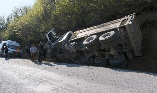 Yoldan hafriyat kamyonu yan yattı: 1 yaralı