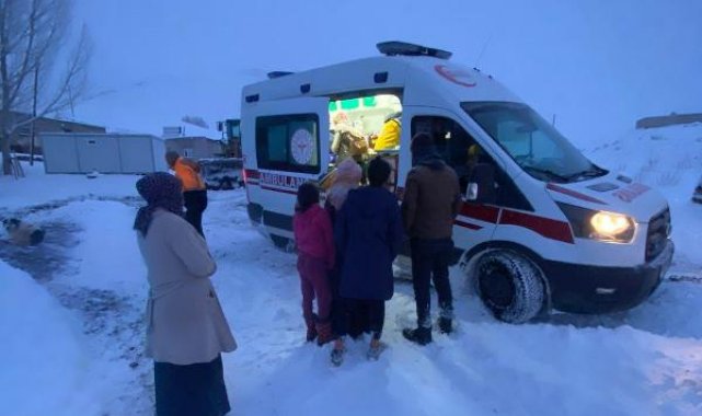 Yolu kardan kapanan mahallede doğum sancıları tutan kadının yardımına ekipler yetişti