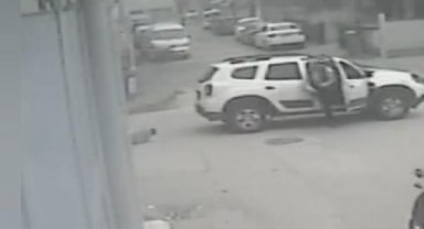 Yolun karşısına geçmek isteyen çocuğa cipin çarpması kamerada