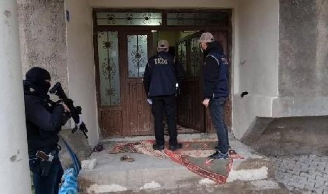 Yüksekova'da polis aracı taşlayan ve yasa dışı slogan atan 15 kişiye gözaltı