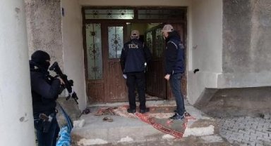 Yüksekova'da polis aracı taşlayan ve yasa dışı slogan atan 15 kişiye gözaltı
