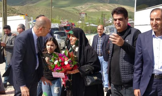 Yüksekova'ya gelen İranlı tur operatörlerine çiçekli karşılama