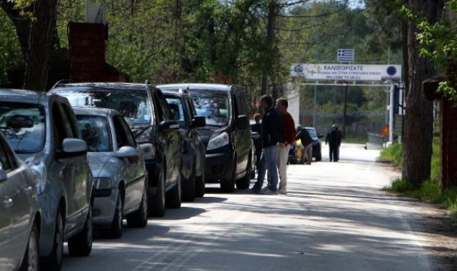 Yunan turistler, sınır kapısında uzun araç kuyruğu oluşturdu