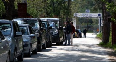 Yunan turistler, sınır kapısında uzun araç kuyruğu oluşturdu