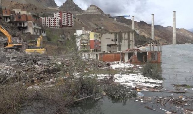 Yusufeli Barajı'nda su seviyesi 106 metreyi aştı; eski ilçeye son kez baktılar