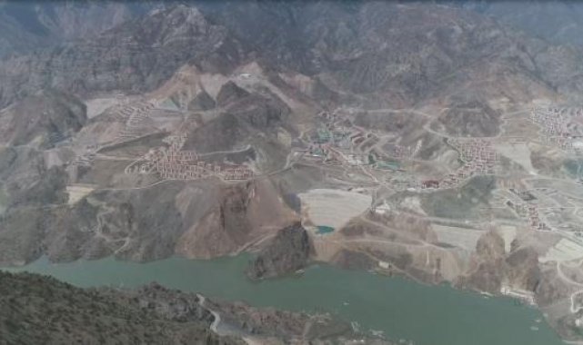 Yusufeli Barajı'nda su seviyesi 112 metreyi aştı; eski-yeni ilçe aynı karede
