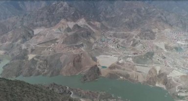 Yusufeli Barajı'nda su seviyesi 112 metreyi aştı; eski-yeni ilçe aynı karede