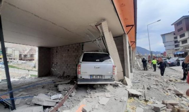 Yusufeli'nin yeni yerleşim yerinde, kamyonet boş iş yerine daldı