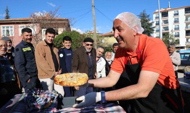Yüzlerce vatandaşa Ramazan pidesi ücretsiz dağıtıldı