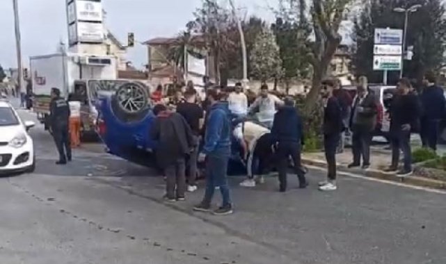 Zeytinburnu'nda ağaca çarpan otomobil takla attı: 1 ölü, 1 yaralı