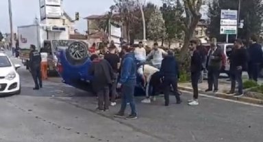 Zeytinburnu'nda ağaca çarpan otomobil takla attı: 1 ölü, 1 yaralı